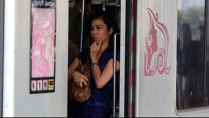 Mulai 1 Juni kemarin jadwal kereta api berubah. Kini layanan commuter line semakin bertambah. Jadwal perjalanan kereta ditambah dengan harapan lebih banyak penumpang bisa terlayani. Tapi, sejak tadi pagi justru banyak keluhan yang mampir.