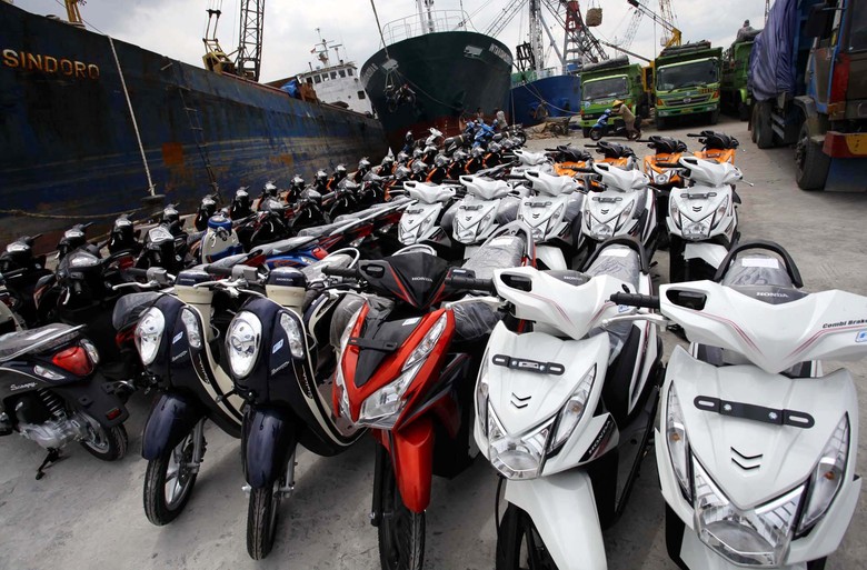 Penjualan Sepeda Motor Pertumbuhan penjualan sepeda motor melambat di bulan November dibandingkan Oktober. Sebagaimana diketahui, Bank Indonesia (BI) telah menaikkan suku bunga acuan menjadi 7,5%.file detikFoto.