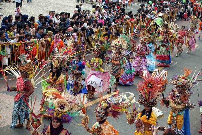 Parade kebudayaan Jakarnaval 2014 dalam rangka HUT DKI Jakarta ke-487, yang digelar di Silang Monas, hibur warga kota Jakarta, Minggu (22/06/2014).