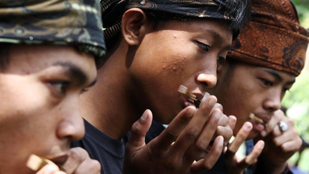 Upacara Ngertakeun Bumi Lamba digelar di Gunung Tangkuban Perahu, Jawa Barat, Minggu, 22 Juni 2014. Upacara menghormati gunung ini diikuti oleh suku Badui, komunitas Dayak Bumi Segandu, komunitas Rancakalong, komunitas Majalaya, komunitas Sunda Buhun, padepokan Wening, suku Bali Aga, dan komunitas Semarang.