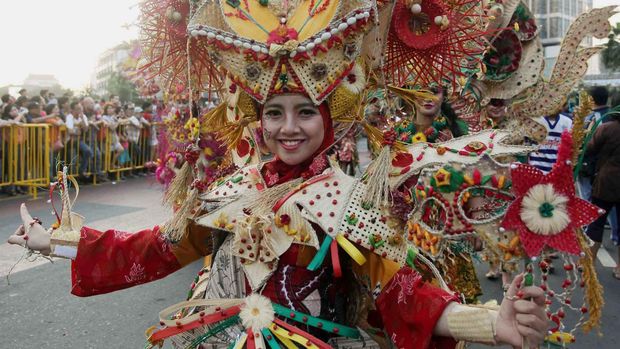 Parade budaya dalam Jakarnaval 2014.