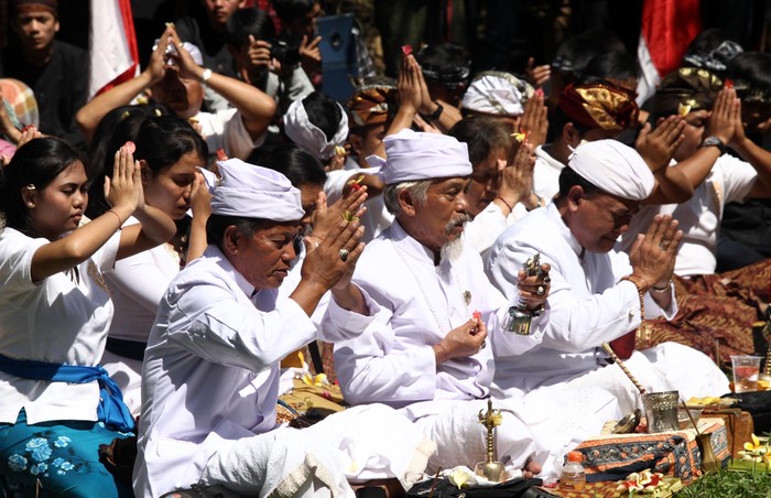 Upacara Ngertakeun Bumi Lamba digelar di Gunung Tangkuban Perahu, Jawa Barat, Minggu, 22 Juni 2014. Upacara menghormati gunung ini diikuti oleh suku Badui, komunitas Dayak Bumi Segandu, komunitas Rancakalong, komunitas Majalaya, komunitas Sunda Buhun, padepokan Wening, suku Bali Aga, dan komunitas Semarang.