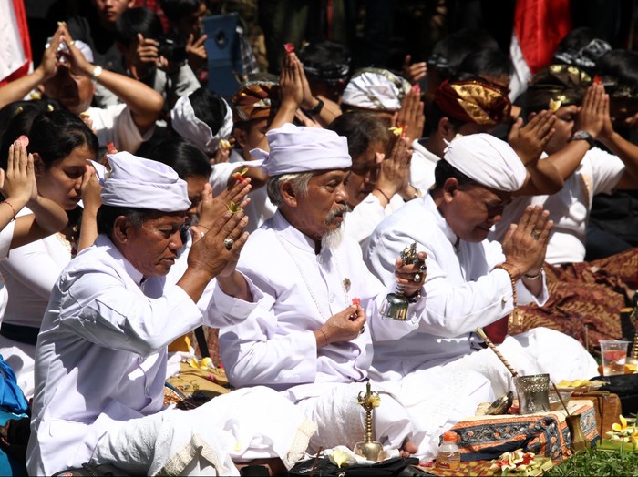 Upacara Ngertakeun Bumi Lamba digelar di Gunung Tangkuban Perahu, Jawa Barat, Minggu, 22 Juni 2014. Upacara menghormati gunung ini diikuti oleh suku Badui, komunitas Dayak Bumi Segandu, komunitas Rancakalong, komunitas Majalaya, komunitas Sunda Buhun, padepokan Wening, suku Bali Aga, dan komunitas Semarang.