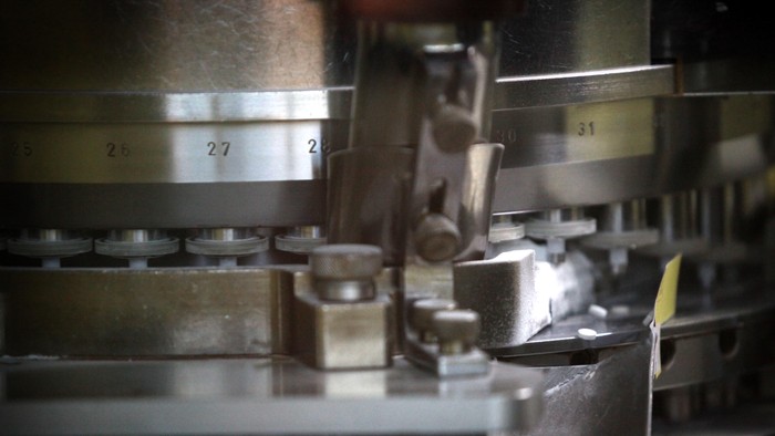 Perusahaan plat merah yang bergerak dalam memproduksi obat-obatan, PT Phapros Tbk, siap meningkatkan produksinya hingga 6 milyar tablet. Berarti tiga kali lebih besar ketimbang sebelumnya yang hanya mampu memproduksi 2 milyar tablet apabila perlluasan pabriknya berjalan lancar.