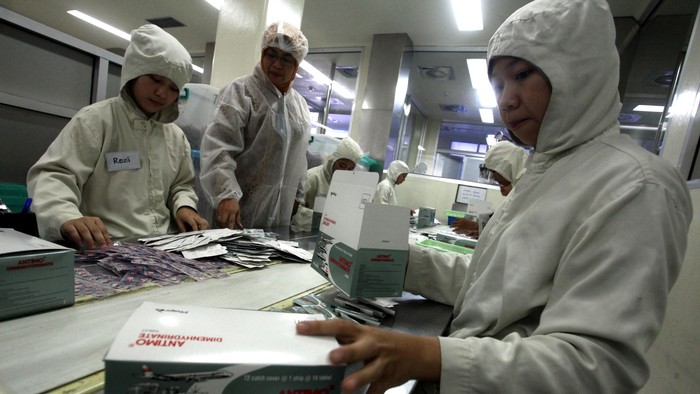 Perusahaan plat merah yang bergerak dalam memproduksi obat-obatan, PT Phapros Tbk, siap meningkatkan produksinya hingga 6 milyar tablet. Berarti tiga kali lebih besar ketimbang sebelumnya yang hanya mampu memproduksi 2 milyar tablet apabila perlluasan pabriknya berjalan lancar.