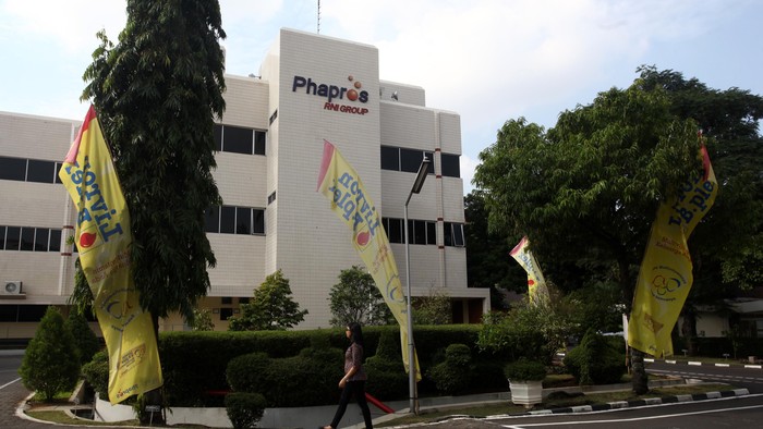Perusahaan plat merah yang bergerak dalam memproduksi obat-obatan, PT Phapros Tbk, siap meningkatkan produksinya hingga 6 milyar tablet. Berarti tiga kali lebih besar ketimbang sebelumnya yang hanya mampu memproduksi 2 milyar tablet apabila perlluasan pabriknya berjalan lancar.