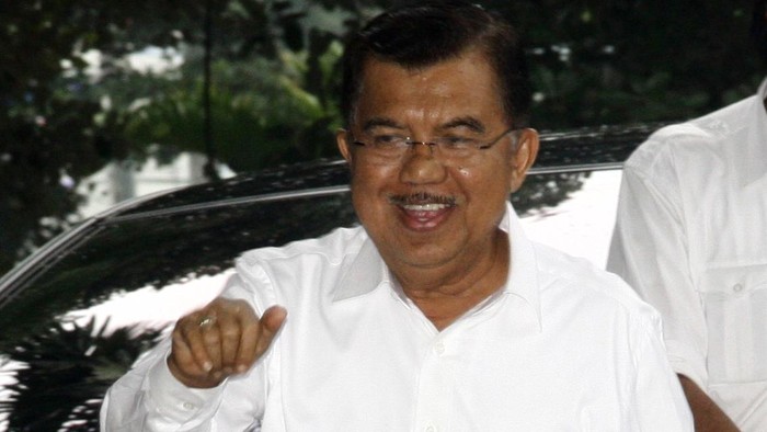 Jusuf Kalla (JK) memenuhi undangan Komisi Pemberantasan Korupsi (KPK) untuk menjalani klarifikasi harta kekayaan miliknya. Calon wakil presiden Joko Widodo ini disambut Juru Bicara KPK, Johan Budi, di tangga masuk selasar KPK.