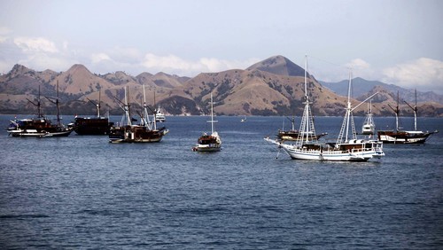 Labuan Bajo adalah sebuah pelabuhan kecil yang sangat menakjubkan. Barisan kapal-kapal nelayan, dengan pemandangan pulau-pulau kecil yang eksotis di belakangnya, seakan memanjakan mata untuk berlama-lama di sini.