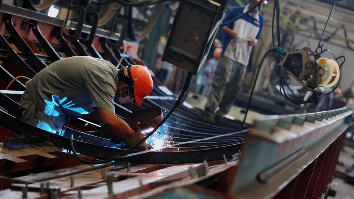 Sejak tahun 1981 PT Indonesia Kereta Api telah beroperasi. Di tanah seluas 22,5 Hektar tersebut, INKA telah memproduksi ribuan kereta api untuk Indonesia termasuk jenis kereta dengan gerbong anti peluru. Yuk, kita intip proses pembuatan kereta api tersebut.