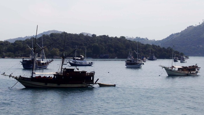 Labuan Bajo adalah sebuah pelabuhan kecil yang sangat menakjubkan. Barisan kapal-kapal nelayan, dengan pemandangan pulau-pulau kecil yang eksotis di belakangnya, seakan memanjakan mata untuk berlama-lama di sini.