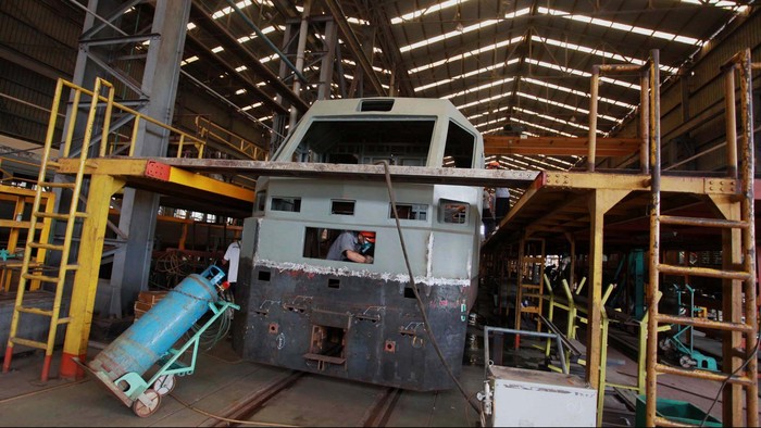 Sejak tahun 1981 PT Indonesia Kereta Api telah beroperasi. Di tanah seluas 22,5 Hektar tersebut, INKA telah memproduksi ribuan kereta api untuk Indonesia termasuk jenis kereta dengan gerbong anti peluru. Yuk, kita intip proses pembuatan kereta api tersebut.