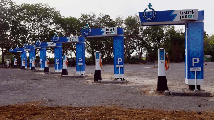 Beda Cara Ngecas Mobil Listrik Pribadi dan Angkutan Umum
