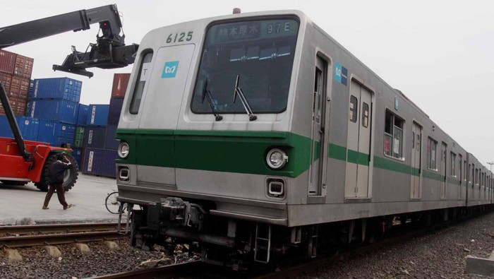 KRL Bekas dari Jepang Tiba di Priok Seorang warga melihat Kereta Rel Listrik (KRL) bekas dari Jepang yang selesai diturunkan dari kapal di kawasan pelabuhan Tanjung Priok, Jakarta, Selasa (15/5/2012). Sebanyak 16 unit KRL seri 8500 yang masih terlihat aslinya, berhuruf kanji Jepang, akan menambah kapasitas angkut KRL Jabotabek.