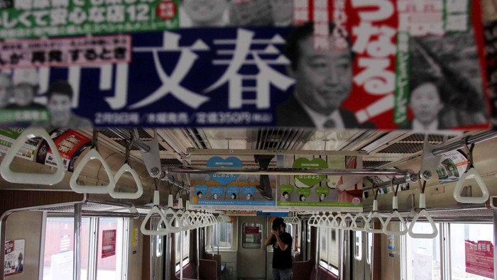 Seorang warga melihat Kereta Rel Listrik (KRL) bekas dari Jepang yang selesai diturunkan dari kapal di kawasan pelabuhan Tanjung Priok, Jakarta, Selasa (15/5/2012). Sebanyak 16 unit KRL seri 8500 yang masih terlihat aslinya, berhuruf kanji Jepang,  akan menambah kapasitas angkut KRL Jabotabek.