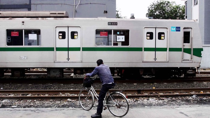 KRL Bekas dari Jepang Tiba di Priok Seorang warga melihat Kereta Rel Listrik (KRL) bekas dari Jepang yang selesai diturunkan dari kapal di kawasan pelabuhan Tanjung Priok, Jakarta, Selasa (15/5/2012). Sebanyak 16 unit KRL seri 8500 yang masih terlihat aslinya, berhuruf kanji Jepang, akan menambah kapasitas angkut KRL Jabotabek.