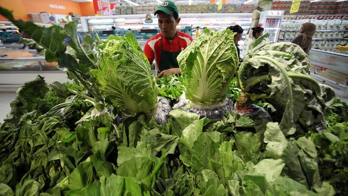 Efek adanya Peraturan Menteri Pertanian (Permentan) No 60/2012 yang membatasi impor 13 produk hortikultura (sayur dan buah), permintaan produk buah dan sayur lokal di ritel moderen melonjak tajam. Hal ini dikarenakan pasokan hortikultura impor yang masuk menjadi terbatas dan membuat lonjakan harga.