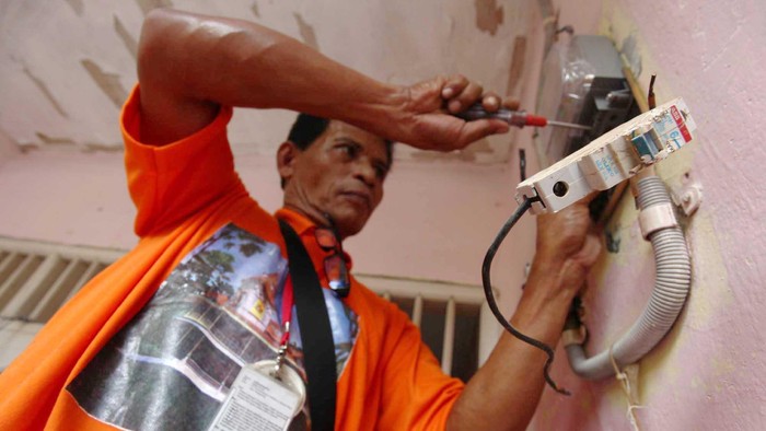 PLN Kramat Jati Jakarta Timur melakukan pergantian kWH terhadap ratusan rumah di kawasan cililitan kecil jakarta timur pasca banjir yang melanda kawasan tersebut. Jakarta (29/1/2013). Pergantian tanpa bayar tersebut dilakukan karena alat meteran listrik tersebut terendam saat banjir beberapa waktu yang lalu.
