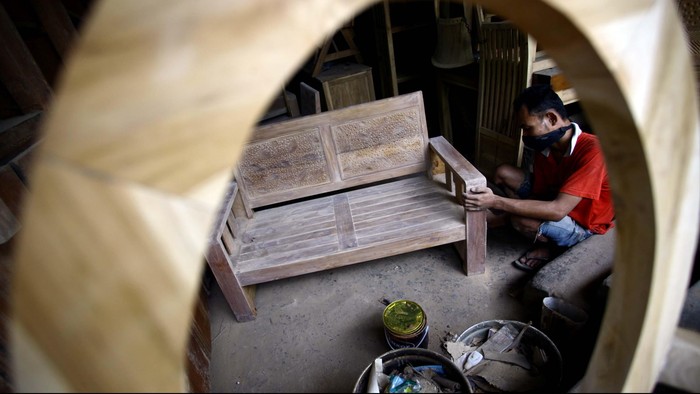 Asosiasi Mebel dan Kerajinan Indonesia (AMKRI) menyatakan bahwa target ekspor furnitur diharapkan mampu mencapai atau menembus 5 miliar dolar AS dalam waktu lima tahun ke depan. Seorang pekerja tampak menyelesaikan kursi ukiran yang akan diekspor ke beberapa negara tetangga di sentra kerajinan Pondok Bambu, Jakarta Timur, Senin (21/10/2013).