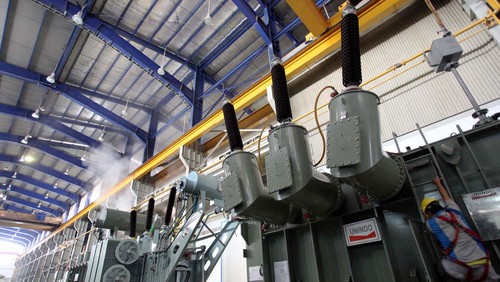 PT Unelec Indonesia (Unindo), salah satu produsen Trafo terbesar di Indonesia , yang juga merupakan perusahaan patungan PT PLN Persero dengan Alstom asal negara Prancis, sedang melakukan pengujian Inter Bus Transformer (IBT) 500 kv di Pabrik Trafo PT Unindo, Jalan Swadaya PLN, Kelnder, Jakarta Timur, Selasa (31/07).