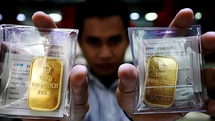 Harga beli emas batangan di Logam Mulia milik PT Aneka Tambang Tbk (Antam) sempat kembali turun hingga Rp 4000/gram. Kini harga yang dijual oleh Antam sebesar Rp 533 ribu/gram.