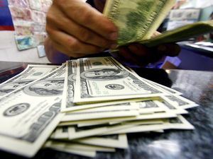 Dolar AS Bangkit ke Rp 14.300 Jelang Akhir Pekan, Ada Apa Nih?