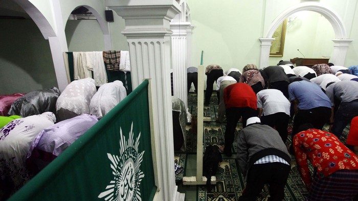 Sejumlah umat muslim Muhammadiyah melaksanakan sholat taraweh di masjid Pusat Dakwah Muhammadiyah, Jakarta, Jumat (27/6/2014). Pengurus Pusat Muhammadiyah menyatakan awal 1 Ramadhan jatuh pada 28 Juni sedangkan pemerintah menetapkan hari Minggu 29 Juni 2014.