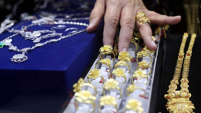 Harga emas di pusat penjualan emas Cikini cenderung mengalami kenaikan sedikit setalah sepekan kemarin mengalami penurunan drastis. Harga emas sempat mengalami penurunan harga terendah sepekan kemarin di angka Rp 430.000 per-gram-nya. Kini di salah satu toko emas di kawasan Cikini hagranya naik menjadi Rp 438.000 /kg.