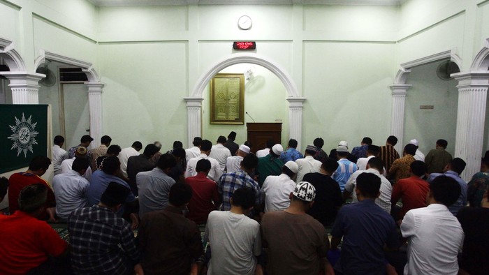 Sejumlah umat muslim Muhammadiyah melaksanakan sholat taraweh di masjid Pusat Dakwah Muhammadiyah, Jakarta, Jumat (27/6/2014). Pengurus Pusat Muhammadiyah menyatakan awal 1 Ramadhan jatuh pada 28 Juni sedangkan pemerintah menetapkan hari Minggu 29 Juni 2014.