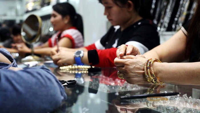 Harga emas di pusat penjualan emas Cikini cenderung mengalami kenaikan sedikit setalah sepekan kemarin mengalami penurunan drastis. Harga emas sempat mengalami penurunan harga terendah sepekan kemarin di angka Rp 430.000 per-gram-nya. Kini di salah satu toko emas di kawasan Cikini hagranya naik menjadi Rp 438.000 /kg.