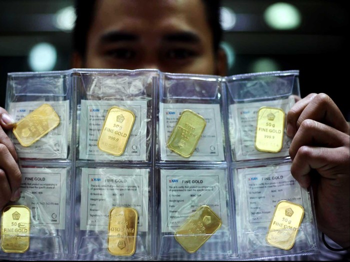 Harga beli emas batangan di Logam Mulia milik PT Aneka Tambang Tbk (Antam) sempat kembali turun hingga Rp 4000/gram. Kini harga yang dijual oleh Antam sebesar Rp 533 ribu/gram.