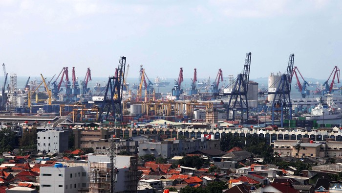 Aktivitas bongkar muat peti kemas di Pelabuhan Tanjung Priok, Jakarta Utara, Selasa (12/2). Kemendag berupaya akan terus membuka akses pasar baru ke sejumlah negara di kawasan Afrika, Asia dan Amerika Latin untuk mencapai target ekspor nasional 2013 yang berkisar 200 juta dolar AS.