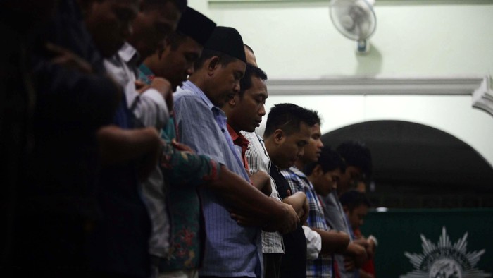 Sejumlah umat muslim Muhammadiyah melaksanakan sholat taraweh di masjid Pusat Dakwah Muhammadiyah, Jakarta, Jumat (27/6/2014). Pengurus Pusat Muhammadiyah menyatakan awal 1 Ramadhan jatuh pada 28 Juni sedangkan pemerintah menetapkan hari Minggu 29 Juni 2014.