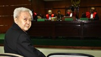 Perkara yang melatari kakak-beradik ini cukup menyita perhatian karena memicu munculnya istilah Cicak Vs Buaya dalam konflik KPK Vs Polri tahun 2009. Awalnya Anggoro menyuap 4 anggota Komisi IV DPR. Singkat cerita, Anggoro divonis 5 tahun penjara dan denda Rp 250 juta. Saat KPK mengusut perkara Anggoro, Anggodo melaporkan dua pimpinan KPK saat itu Bibit Samad Riyanto dan Chandra Hamzah kepada Polri dengan tuduhan melakukan pemerasan. Laporan itu bertujuan menghambat proses penyidikan di kasus suap yang melibatkan Anggoro. Pada akhirnya, Anggodo dijerat KPK telah merintangi penyidikan KPK terhadap Anggoro. (Lamhot Aritonang/detikcom)