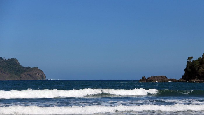 Pantai Rajegwesi, lokasinya jauh di pelosok Kabupaten Banyuwangi. Namun di balik keindahan pantai yang terletak di Desa Sarongan, Kecamatan Pesanggaran, menyimpan aneka cerita misteri. Di bagian pojok pantai khususnya yang ada batu karang konon sebagai gerbang masuk Ratu Nyi Roro Kidul. Tak jauh dari karang itu terdapat sebuah makam keramat yang diyakini makam tokoh yang membabat alas pertama di kawasan yang pernah di sapu tsunami ini.