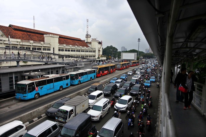 Bus Trans-Jakarta melakukan proses naik turun penumpang di Halte Harmoni, Jakarta, Kamis (14/11/2013). Pemprov DKI Jakarta meminta kepada pemerintah pusat untuk menerapkan pajak nol persen bagi pengadaan unit transportasi massal, seperti bus sedang dan bus Transjakarta. File/detikFoto.