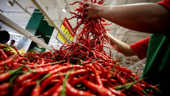 Pemerintah akan mengesahkan mekanisme impor yang baru dengan menggunakan penerapan referensi beberapa produk hortikultura pada akhir bulan ini. Diharapkan regulasi ini bisa segera diterapkan demi menekan harga-harga kebutuhan yang kian hari kian menggila, Senin (26/8/2013).