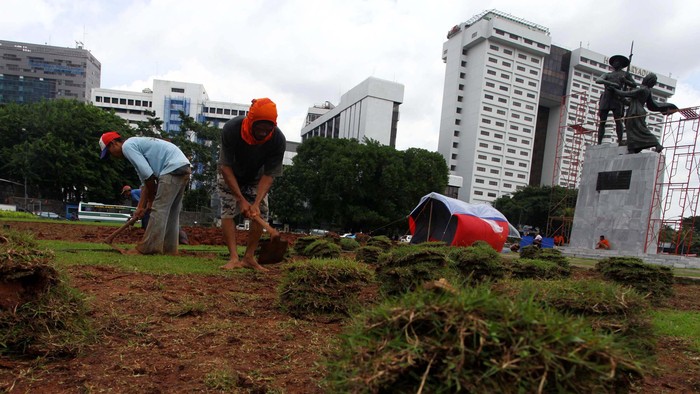 Sejumlah pekerja melakukan perawatan Taman Tugu Tani, Jakarta, Senin (18/11/2013). Perawatan taman dan patung yang diberikan oleh Pemerintah Uni Soviet dan diresmikan tahun 1963 ini yang dilakukan dengan mengganti rumput-rumput yang sudah gundul, hal ini dilakukan guna mempercantik taman kota. file/detikFoto.