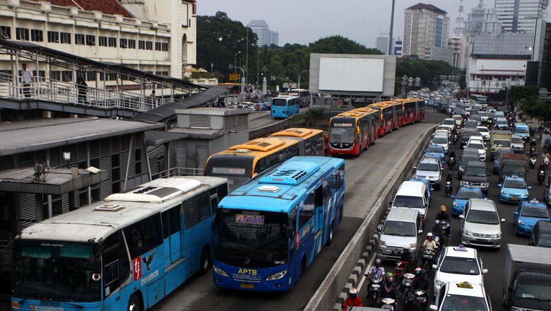 Diminta Anies, TransJ Segera Buat Pemberhentian Bus Tiap 500 Meter Diminta Anies, TransJ Segera Buat Pemberhentian Bus Tiap 500 Meter
