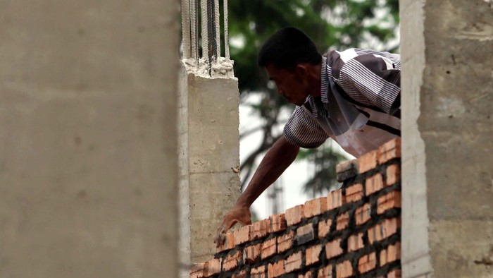 Proses pembangunan rumah Cluster Da Vinci 2 di Kota Legenda Wisata milik PT Duta Pertiwi Tbk member of Sinarmas Land, Cibubur, Jawa Barat. Rencana larangan pengucuran KPR inden untuk rumah kedua dan seterusnya ditolak oleh pengembang. file/detikFoto.