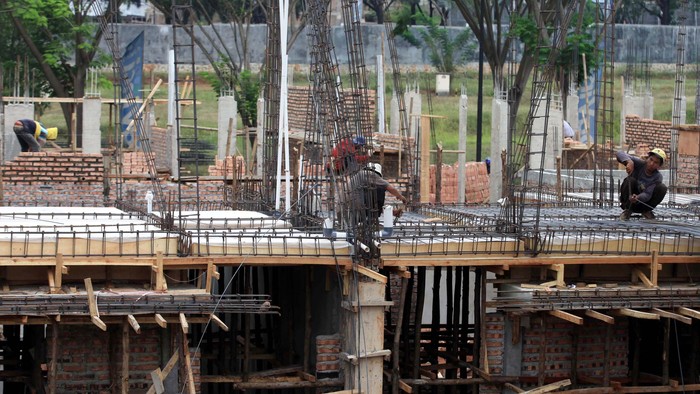 Proses pembangunan rumah Cluster Da Vinci 2 di Kota Legenda Wisata milik PT Duta Pertiwi Tbk member of Sinarmas Land, Cibubur, Jawa Barat. Rencana larangan pengucuran KPR inden untuk rumah kedua dan seterusnya ditolak oleh pengembang.
