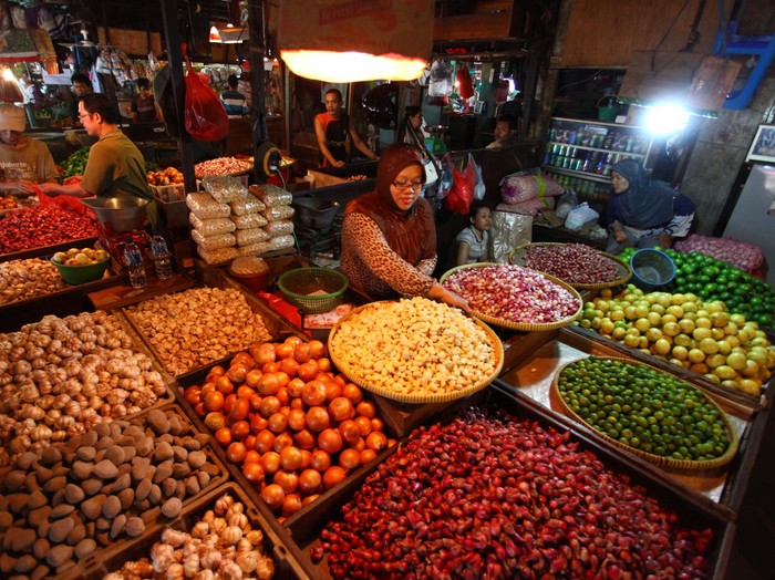 Pedagang menanta barang dagangan bahan makanan di Pasar Senen, Jakarta, Senin (1/7/2013). Badan Pusat Statistik mencatat bahan makanan menyumbang inflasi yang terjadi sebesar 1,17 % pada juni 2013. file/detikfoto