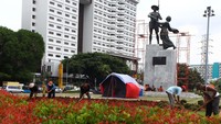 Meski yang digambarkan di patung itu adalah sosok petani, namun rupanya maksud dari tujuan awal pembuatan patung itu adalah untuk menggambarkan sosok pahlawan. Ide awal pembuatannya berasal dari Soekarno yang ingin membuat patung mengenai perjuangan bangsa Indonesia.  (Foto: Agung Pambudhy)