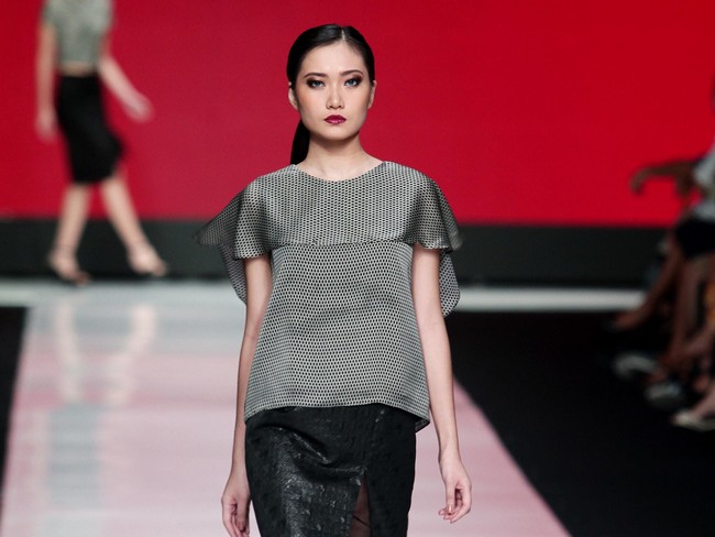 Koleksi Andreas Odang memilih potongan baju kasual berpalet monokromatik. Awalnya sang desainer hanya menghadirkan paduan warna hitam, abu-abu dan putih. Misalnya atasan crop dengan detail lipatan sebagai aksen, dipadu rok midi berpotongan paha tinggi. Ada pula jumpsuit abu-abu yang penuh detail di bagian dada.