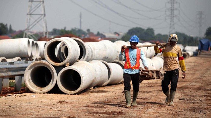 Sejumlah pekerja melakukan pembangunan Jakarta Outer Ring Road West 2 (JORR W2) Kebon Jeruk - Ulujami di kawasan Meruya, Jakarta Barat, Jumat (8/2). Pemerintah mengalokasikan sekitar Rp 200 triliun untuk pembangunan infrastruktur di sejumlah daerah pada tahun ini. file/detikFoto.