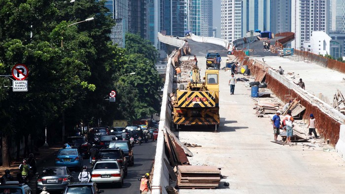Sejumlah pekerja menyelesaikan pembuatan jalan layang non tol di Jalan Casablanca, Jakarta Selatan, Kamis (3/1/2013). Kementerian PU akan lebih memfokuskan anggaran infrastruktur 2013 untuk pembangunan infrastruktur jalan yang masih minim yaitu 7 persen pertahun. file/detikFoto.