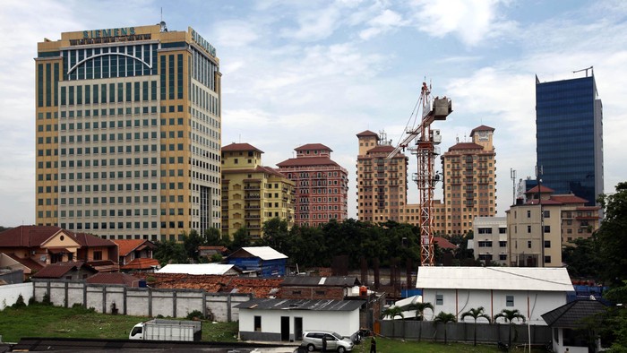 Pembangunan apartemen dan pusat perkantoran di pinggir jalan tol lingkar luar Jakarta atau Jakarta Outer Ring Road kini semakin berkembang pesat. Jalan TB Simatupang pun semakin padat dan terlihat banyak bangunan beton pencakar langit untuk berbagai keperluan, seperti terlihat Senin (8/4/2013).