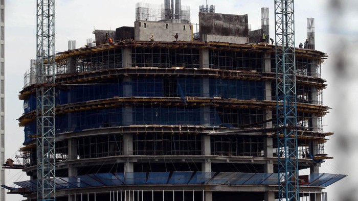 Pembangunan apartemen dan pusat perkantoran di pinggir jalan tol lingkar luar Jakarta atau Jakarta Outer Ring Road kini semakin berkembang pesat. Jalan TB Simatupang pun semakin padat dan terlihat banyak bangunan beton pencakar langit untuk berbagai keperluan, seperti terlihat Senin (8/4/2013).