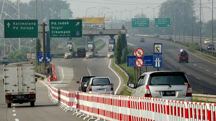 Antispasi kemacetan arus mudik Lebaran H-7 dan H+7, pihak CMNP memasang pagar pembatas jalan sepanjang 100 meter, saat akan memasuki maupun keluar pintu gerbang tol JORR Cikunir, Bekasi. Pemasangan pembatas itu dilakukan juga untuk menghindari kecelakaan. File/detikFoto.
