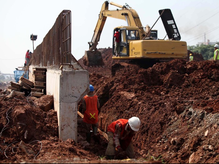 Sejumlah pekerja melakukan pembangunan Jakarta Outer Ring Road West 2 (JORR W2) Kebon Jeruk - Ulujami di kawasan Meruya, Jakarta Barat, Jumat (8/2). Pemerintah mengalokasikan sekitar Rp 200 triliun untuk pembangunan infrastruktur di sejumlah daerah pada tahun ini. file/detikFoto.