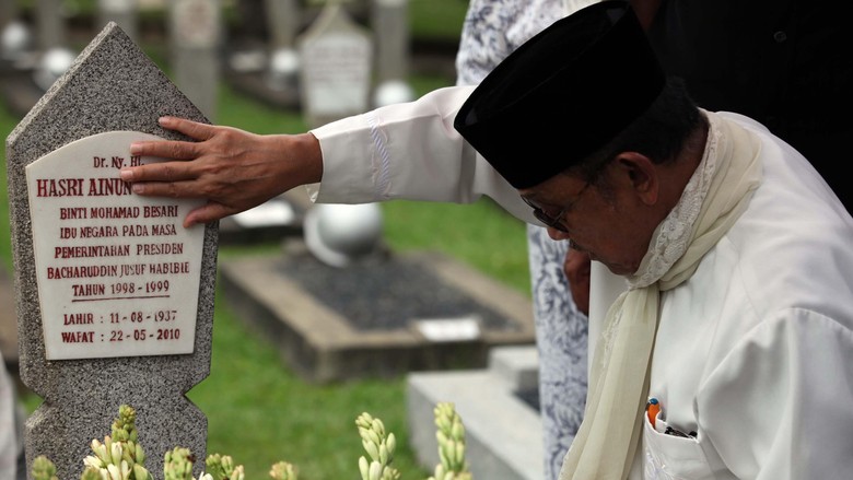 3 Puisi  Menggetarkan Habibie  Untuk  Ainun  Manunggal Hingga 